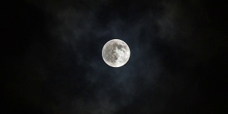 满月上的夜云