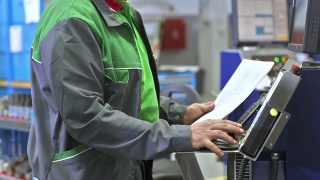 TU技术员在工厂里为机器编程视频素材模板下载