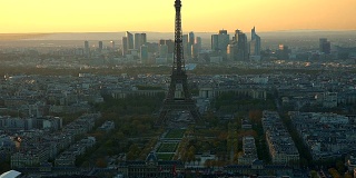 日落时巴黎的埃菲尔铁塔