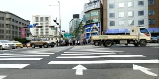 在韩国首尔，人们穿过人行道