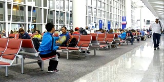 延时拍摄的人们在机场拥挤不堪