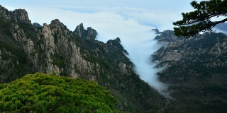 黄山峡谷的流云