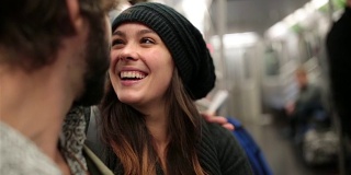 纽约地铁里的一对年轻夫妇