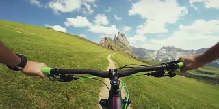 在意大利阿尔卑斯山白云岩上骑自行车