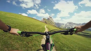 在意大利阿尔卑斯山白云岩上骑自行车视频素材模板下载