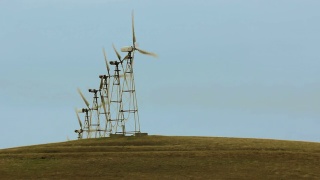 风力涡轮机在农业用地上发电视频素材模板下载