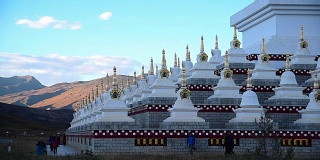 中国四川省稻城的藏式白塔。