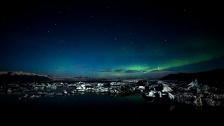 冰岛Jokulsarlon礁湖上空的北极光视频素材模板下载