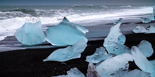 冰岛Jokulsarlon海滩上的冰
