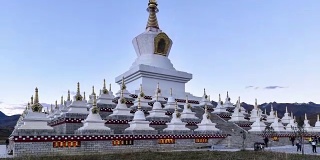 中国四川省稻城的藏式白塔。