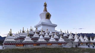 中国四川省稻城的藏式白塔。视频素材模板下载