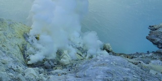 卡瓦伊真火山口湖的硫磺