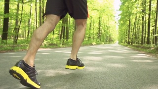 HD SUPER SLOW-MO:奔跑者的鞋子在森林之路视频素材模板下载