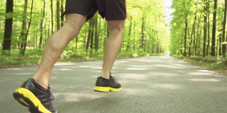 HD SUPER SLOW-MO:奔跑者的鞋子在森林之路