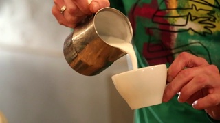 往咖啡师的咖啡里倒牛奶视频素材模板下载