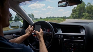 SLO MO男人打字短信，同时开车视频素材模板下载