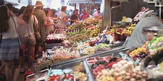 巴塞罗那Boqueria市场的果汁和水果