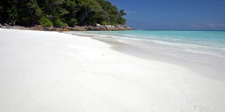 泰国安达曼岛，清澈的大海和白色的沙滩