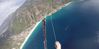 在地中海上空飞行的滑翔伞