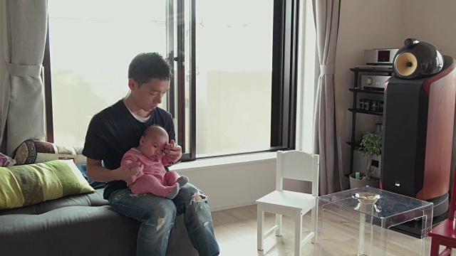 4K，爸爸和宝宝在客厅。日本东京