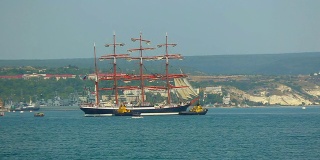 塞瓦斯托波尔湾的一艘高大的船