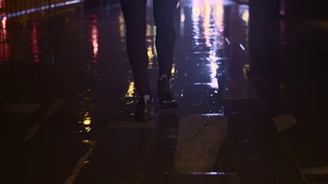 SLO MO TS Legs在雨夜的城市里奔跑