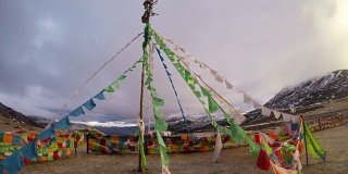 西藏神圣的经幡旗在去中国香格里拉的路上