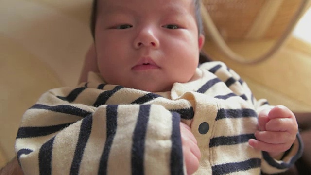 4K，选择性对焦，父母POV拍摄，日本女婴(2个月)。