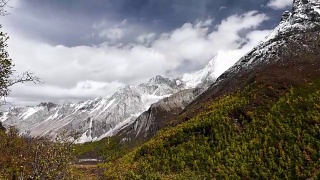中国四川省稻城县亚丁国家级自然保护区山顶。视频素材模板下载