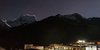 白雪皑皑的山峰在夜晚伴着星星