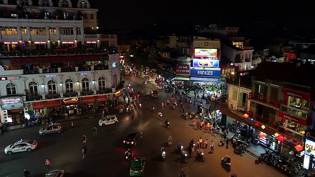 越南河内夜晚繁忙的街道