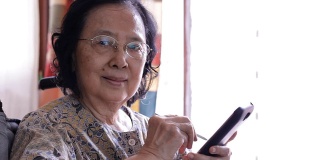 亚洲老太太使用掌上电脑移动电话