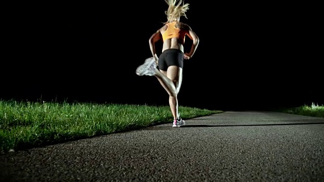 SLO MO PAN女子马拉松运动员在晚上跑步