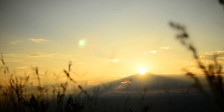 高清:山上的日落背景