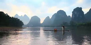 漓江渔民在漓江上捕鱼，兴平，中国桂林