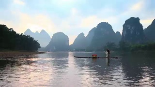漓江渔民在漓江上捕鱼，兴平，中国桂林视频素材模板下载