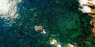 从空中俯瞰加州拉古纳海滩上的太平洋和珊瑚礁。
