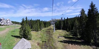 山上的滑雪缆车