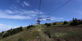 山上的滑雪缆车