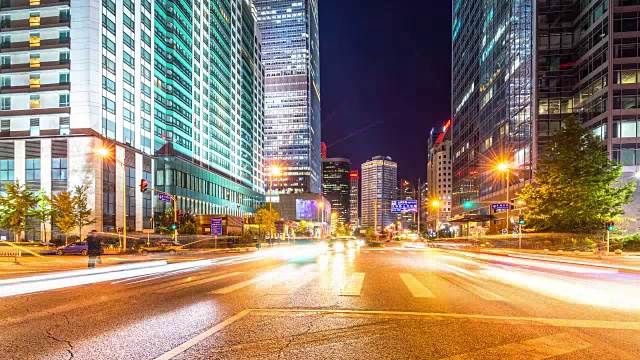 北京城市街道上的交通和现代建筑在晚上的时间间隔为4k