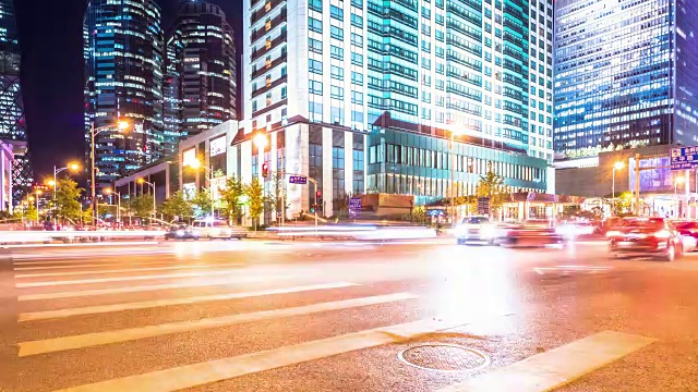 在北京的夜晚，一些人在繁忙的城市街道的十字路口。时间流逝4 k