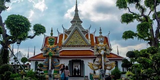 巨大的守护雕像在Wat Arun，寺庙，泰国