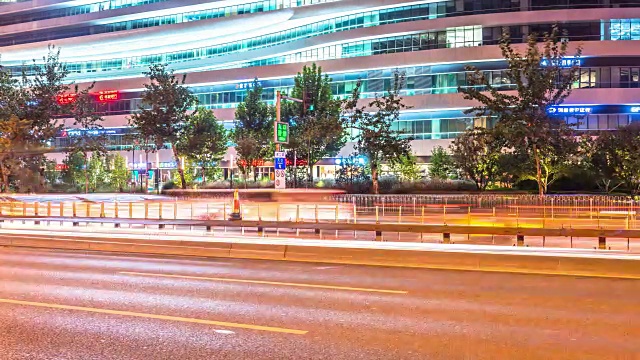 北京的天际线，城市街道上的交通和现代建筑在晚上的时间间隔为4k