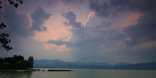 黎明时分的青石潭湖，中国桂林陵川县