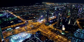 晚上在迪拜的十字路口