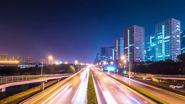 繁忙的交通城市街道在北京晚上时间流逝4k