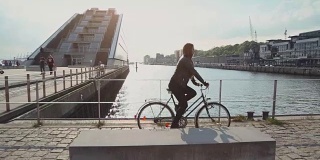 年轻女子骑着自行车在城市里