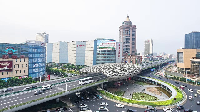 繁忙的道路旁的新车站和现代建筑在上海时间流逝4k