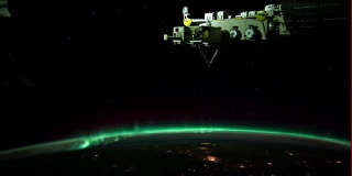 从国际空间站上看到地球上空的极光
