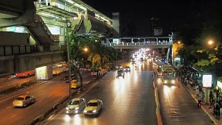 曼谷的城市生活-交通，人群，建筑和空中火车视频素材模板下载